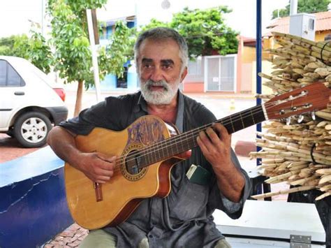 Moradores das localidades reclamam que aglomerações são constantes. Mendigo cantor mostra talento pelas ruas de Campo Grande ...