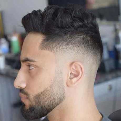Low fade, skin fade, high fade o cortes asimetricos son algunos de los cortes de cabello de hombre que puedes intentar. Corte degrade atras