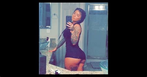 Christy mack plays with pink dildo. Christy Mack, star du X prend un selfie dans sa salle de ...