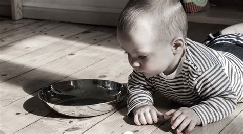 Für den sicheren halt liegt die andere hand auf po und oberschenkel. 26 Best Pictures Wann Hält Baby Kopf Selbst : Babykopf ...