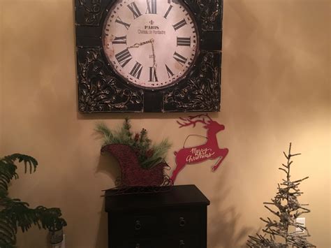 I replaced the decorations with some i made, since the ones it had i was looking for a unique and tasteful way to decorate my old grandfather clock for christmas, and happened upon your posting. Pin by Winter Berry House on Christmas decorating | Christmas decorations, Antique wall clock ...