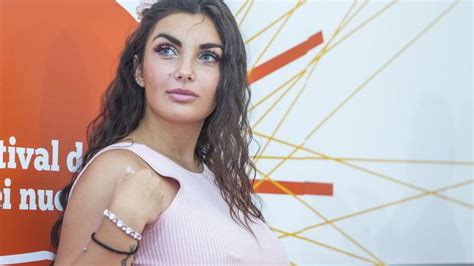 Blowgang con i miei fan succhio i cazzi dei miei fan. Elettra Lamborghini nuda sui social, la cantante sbotta ...