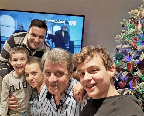 This is the profile site of the manager mirko jozic. Lana y Mirko Jozic entre la pandemia, los terremotos de ...