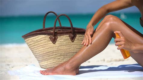 Penggunaan sunscreen engga boleh dilewatkan untuk kulit berminyak, kulit sensitif, kulit kombinasi, dan kulit kering. 12 Rekomendasi Sunscreen Untuk Kulit Berminyak LENGKAP!