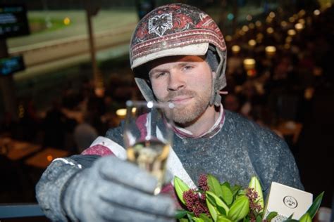 Idag bor björn goop i karlstad och driver stall goop tillsammans med sin far olle goop på lökene gård utanför kil i värmland. Inför V75 (fredag): Toppchanser för Kolgjini i Århus ...