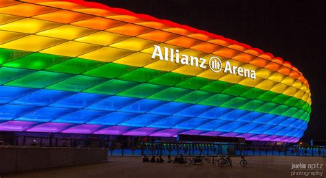 Als zeichen gegen ungarns politik wollte münchen die arena bunt strahlen lassen. Allianz Arena München, CSD 2016 | Allianz Arena ...