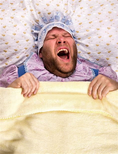 Baby im bett, ja oder nein? Mann Weared Als Baby Im Bett Stockbild - Bild von ...