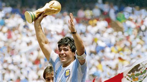 پزشک مارادونا به او توهین کرد؟ مارادونا جنجالی جدید به ماجرای مرگ اسطوره فوتبال آرژانتین تقریباً ۲ ماه از درگذشت دیگو آرماندو مارادونا اسطوره فوتبال. دیگو مارادونا درگذشت و جهان فوتبال را ماتم‌زده کرد - گلونی