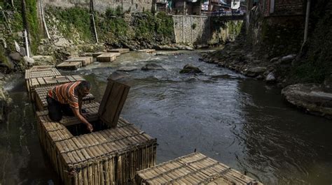 Mada serta kediaman penulis dan berbagai tempat di yogyakarta. Budidaya Ikan Keramba di Sungai Cikapundung