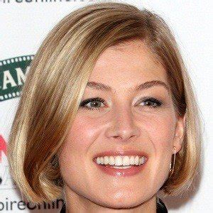 Stabbed in the heart (with a knife that was embedded in a copy of the book the art of war ) by halle berry at the end of a swordfight on a plane. Rosamund Pike - Bio, Facts, Family | Famous Birthdays