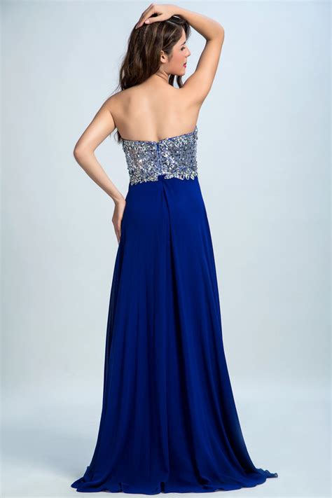 Agrémentez votre tenue d'un petit nœud noué au niveau de la taille et adoptez. Robe de soirée longue bleu à bustier coeur brillant ...