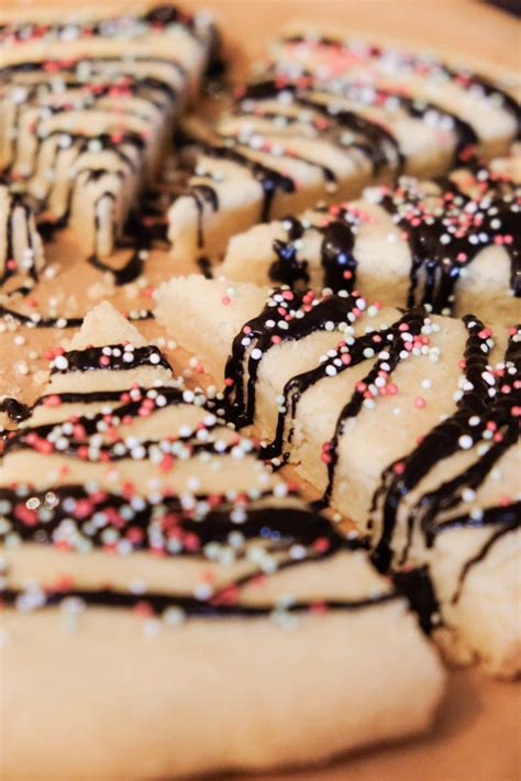 Nowadays you cannot go along the average scottish street without seeing houses bedecked, in many cases both within and. Scottish Shortbread Christmas Cookie Wedges