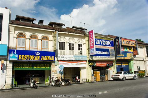 מלונות ליד ‪ihsaniah iskandariah mosque‬. Photo of Shophouses. Kuala Kangsar, Perak, Malaysia