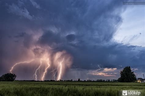 Aki az egész kiértékelést el szeretné olvasni, a forrásban található. Viharok és nyári naplemente