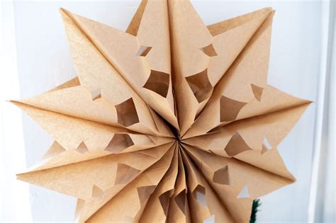 Maybe you would like to learn more about one of these? Weihnachtsstern selber basteln aus Kraftpapiertüten ...