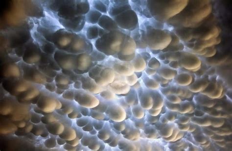 Mammatus clouds dziwne chmury 29.04.2012. 22 cudowne, niesamowite i rzadkie zjawiska naturalne ...