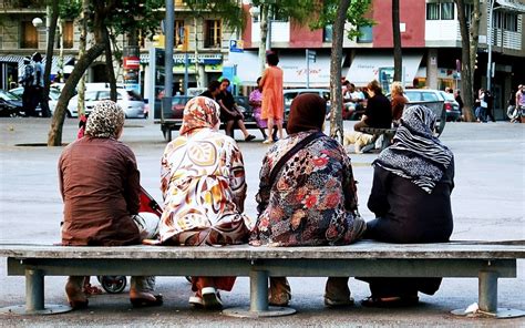 Dalam setiap perintah allah pasti ada hikmah dan manfaat yang akan termasuk dalam melaksanakan perintah menutup aurat ini. Hikmah Menutup Aurat Bagi Muslimah Selain Menghindari Dosa ...