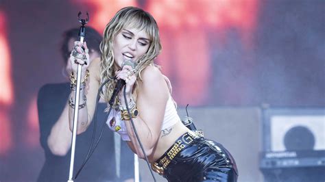 Geile fotze, mutter ficken, deutsche fotze, deutscher porno, geile frauen, privater sex, amateur titten kanal: Miley Cyrus: DAS stellt sie zu Hause mit ihren Sex Toys an!