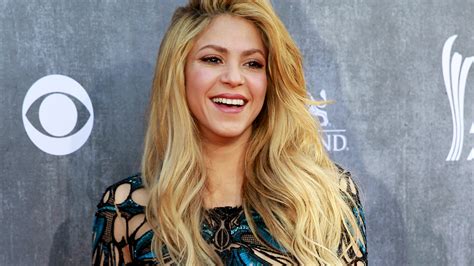 Shakira with black hair shakira hair red hair day color cobrizo shakira mebarak black dancers divas hair evolution celebrity hair colors. Shakira is barely recognizable with fiery new red hair color | Fox News