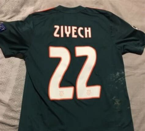 Hakim ziyech tardó en debutar oficialmente debido a una lesión que sufrió en verano, pero ya está aquí y el chelsea lo ha notado. Young Hakim Ziyech fan is not selling his football shirt ...