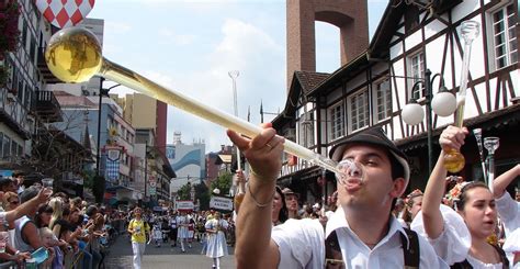 A oktoberfest, cujo significado é festa de outubro, foi criada em 1984 para elevar o ânimo da população que havia acabado de suportar duas das maiores enchentes na história de blumenau (1983—84). Saiba como assistir aos desfiles da Oktoberfest em Blumenau