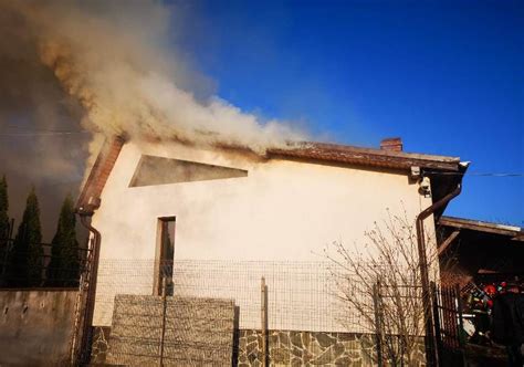 Din cauza degajării mari de fum . Evenimente - Alba Iulia: Incendiu la acoperişul unei case ...