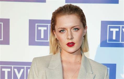 She is a celebrity actress. Ula z M jak miłość nie do poznania. Iga Krefft bez stanika ...
