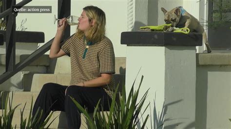 Was macht mischa barton heute? Ein Glas Wein als Schwangerschafts-Dementi: Doch kein ...