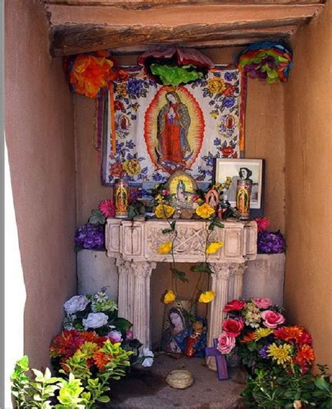 La virgen de guadalupe es una advocación mariana cuyo santuario está situado en villa de guadalupe (provincia de cáceres, extremadura, españa), es patrona de la dicha villa y de extremadura desde 1907. Virgen de Guadalupe | Home altar, Altar, Virgin of guadalupe