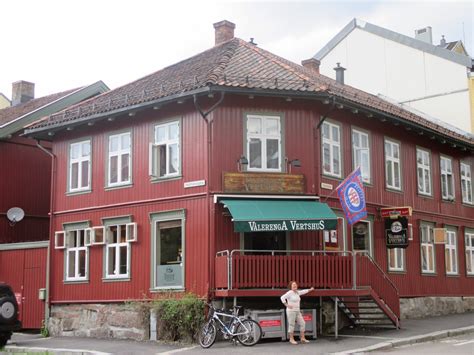 Vålerenga er eit område i oslo.det er ein del av bydel 1 gamle oslo.vålerenga ligg mellom gamlebyen, jordal, ensjø, etterstad og lodalen.vålerenga er avgrensa av enebakkveien, hovedbanen, gjøvikbanen, strømsveien, østerdalsgata, numedalsgata, opplandsgata og strømsveien.skjeringa til gjøvikbanen er i dag overbygd og ikkje synleg, men ho låg rett aust for etterstad kolonihage. Rigmors liv: Del 2, juni- 14: Vålerenga