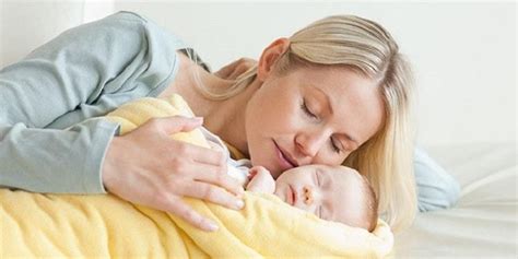 Bayi mungkin menangis histeris karena gangguan perut, dan gangguan perut ini biasanya dihubungkan dengan kondisi kolik yang sering terjadi pada bayi. Bayi Menangis Terus Tanpa Sebab? Lakukan 5 Cara, Mams ...
