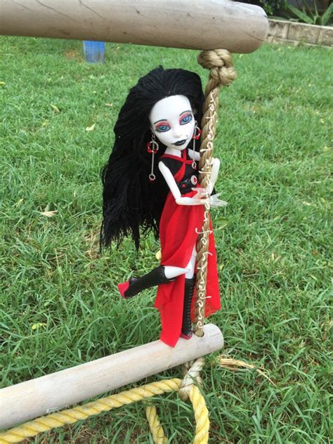 Meat carved from a monster. Monster high ooak/custom repaint doll ! Please meet Alexis ...