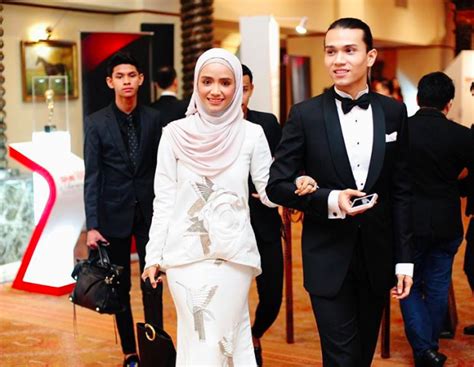 Buat peminat pelakon, ummi nazeera pastinya sudah mengetahui bahawa dia mempunyai seorang abang yang memiliki paras rupa kacak. 'Pakai Baju Melayu Handsome, Bila Rambut Panjang Cantik ...