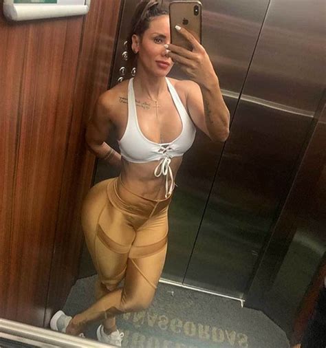 La modelo colombiana sonia isaza y arturo vidal, centrocampista chileno del fc barcelona, han superado su mediática crisis (murió el. Barcelona: La modelo colombiana sonia isaza es la novia ...