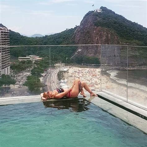 Nunca passaram por alguém e sentiram uma forte ligação com a pessoa? As férias escaldantes de Ruth Marlene com a irmã no Brasil ...