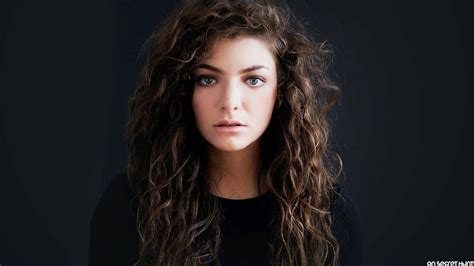 The album received considerable attention for its portrayal of suburban teenage disillusionment and critiques of mainstream culture. Lorde (Лорд): Биография певицы - Salve Music