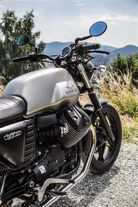 The moto guzzi v7 iii stone has been revamped while the v9 roamer has a totally new engine. BIKE-REVIEW: MOTO GUZZI V7 II STONE - RISER | Biker Journal
