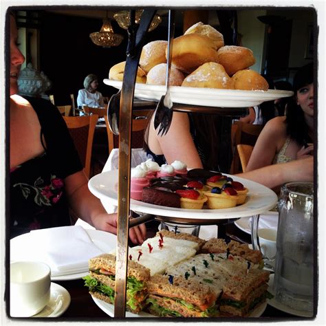 Ideas for making the room with all the food even better. tourist in my town: cute wedding ideas.