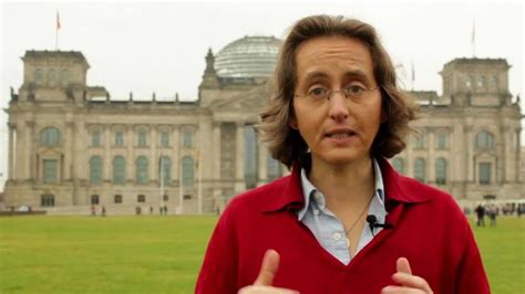 Beatrix von storch ist eine deutsche politikerin der afd. Beatrix von Storch zur Massenklage gegen die EZB vor dem ...