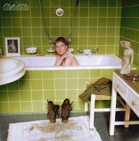 Die fotografin nutzte die gunst der stunde und gönnte sich ein bad in führers badewanne. David E. Scherman photography Lee Miller Hitler s ...