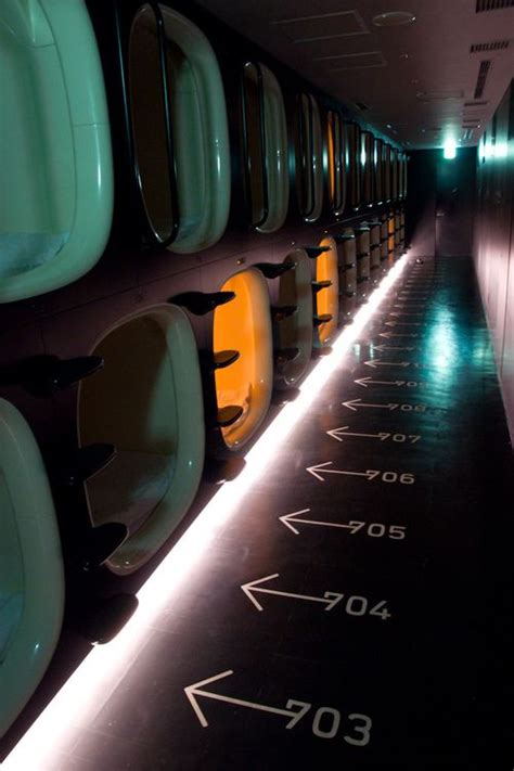 Otelin 20 klimalı odasının tümü modern. Capsule hotel in Kyoto, Japan