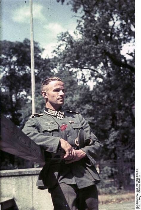 Wehrmacht heer portraitfoto, soldat der panzertruppe mit panzerbarett. Wehrmacht Deutsche Frisuren 1940