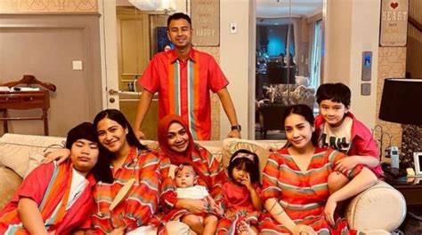 Foto adu gaya seragam keluarga artis di lebaran 2018 ashanty sampai kd. Baju Lebaran Para Artis Disorot, Seragam Keluarga Raffi ...