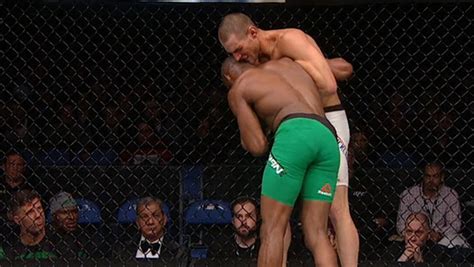 Ganó la pelea por decisión unánime. UFC 210 - Kamaru Usman contre Sean Strickland - UFC Fans ...