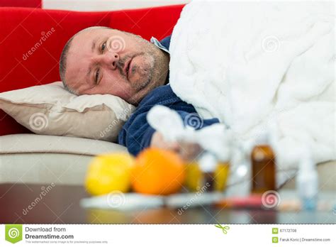 Kranker junge wird im bett auf fieber und krankheit untersucht. Kranker Mann Im Bett Mit Drogen Und Frucht Auf Tabelle ...