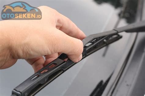 Periksa karet wiper wiper menggunakan karet untuk menyapu air yang membasahi kaca mobil. Bikin Wiper Fluid Sendiri - Ingin Kuras Cairan Radiator ...