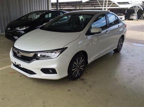 Stylishly compact and yet amply spacious, the new city brings you smarter. 2017 Honda City (facelift) snapped undisguised - This is it!