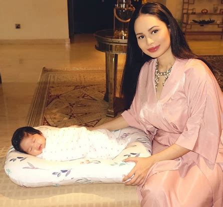 Ungku musa dan isteri tidak menyukai kamal, begitu juga ibu bapa aamir, datuk ahmad dan datin dalila yang saksikan barisan pelakon, izara aishah, aiman hakim ridza (mentor 5), iqram dinzly, nabila daly, arash mohd, emma akma, zuhairi, liza abdullah di dalam vanila coklat Anak mama so strong.. " - Izara Aishah | Berita Kopak Media