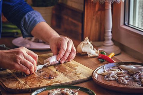 Tutte le parti del mollusco possono essere utilizzate quindi, una volta staccate dal corpo centrale, tenetele da parte. Come pulire i calamari, il metodo e le ricette più facili ...