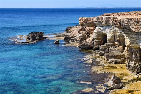 Insula cipru este situata in regiunea orientului mijlociu, in marea mediterana, delimitata in teritoriu de siria in vest si turcia in sud. Cipru - TripTailor